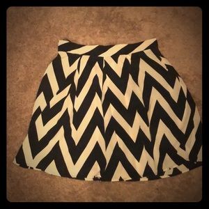 Francesca’s chevron print skirt 🛍🎀
